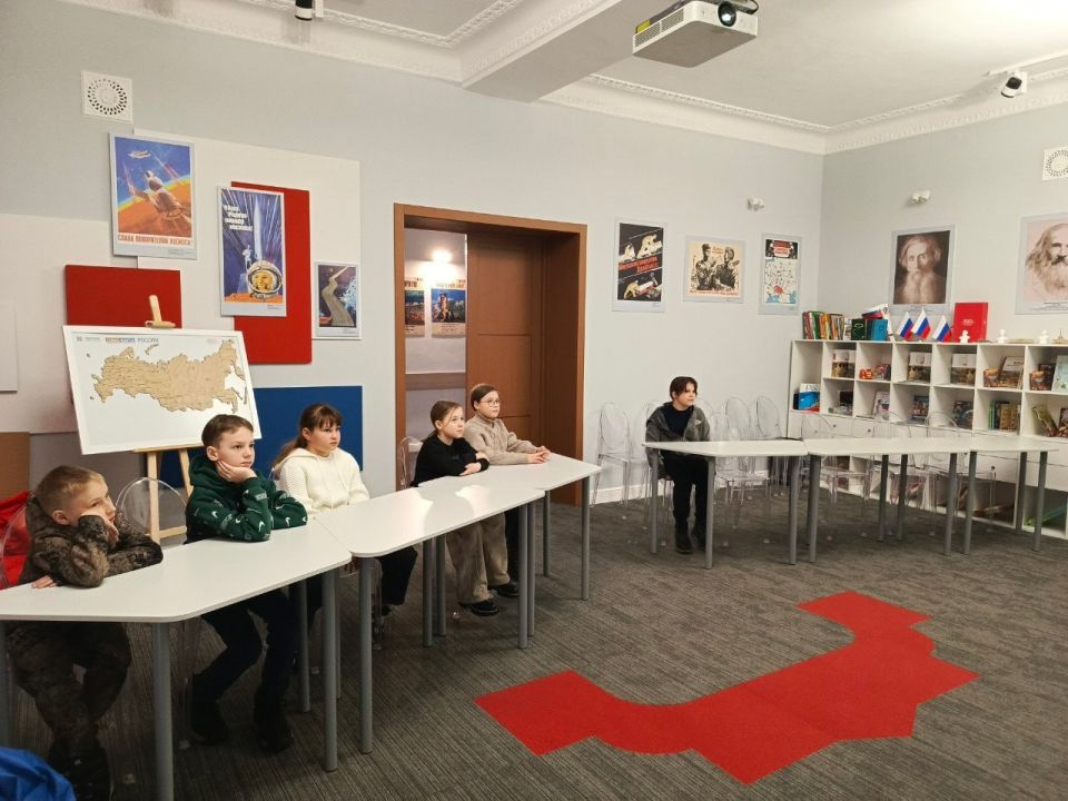 В Лутугинском районном доме культуры состоялся вечер памяти юных героев-антифашистов «Огонёк памяти» В Лутугинском районном доме культуры состоялся вечер памяти юных героев-антифашистов «Огонёк памяти»
