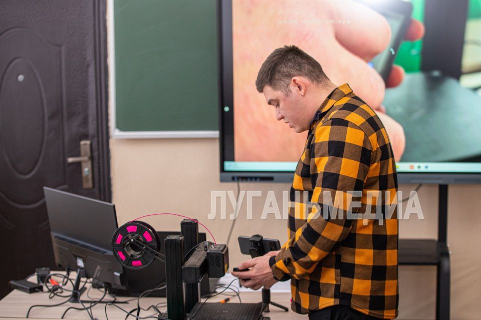 В Луганском экономико-правовом лицее-интернате имени героев «Молодой гвардии» прошло открытое занятие кружка «Робототехника Dobot» В Луганском экономико-правовом лицее-интернате имени героев «Молодой гвардии» прошло открытое занятие кружка «Робототехника Dobot»