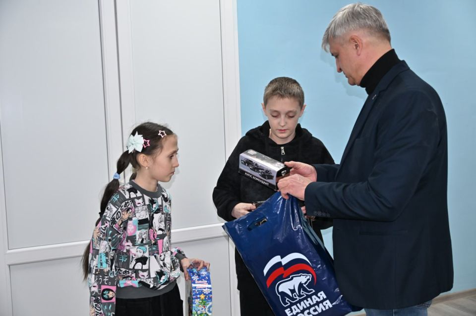 Новогодние чудеса продолжаются: в Брянке исполняют детские мечты Новогодние чудеса продолжаются: в Брянке исполняют детские мечты