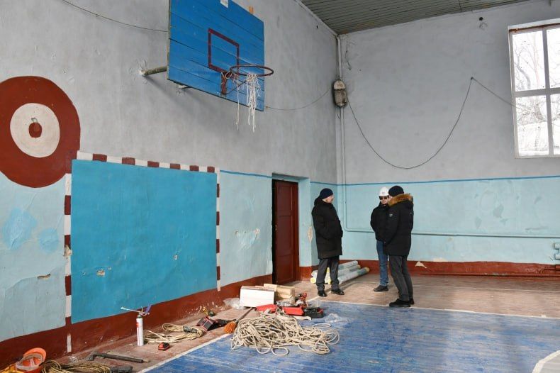 В Свердловской школе №3 красноярские специалисты ремонтируют спортзал В Свердловской школе №3 красноярские специалисты ремонтируют спортзал