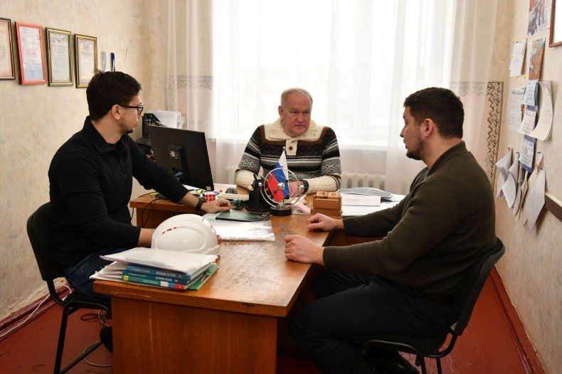 В Свердловской школе №3 красноярские специалисты ремонтируют спортзал В Свердловской школе №3 красноярские специалисты ремонтируют спортзал