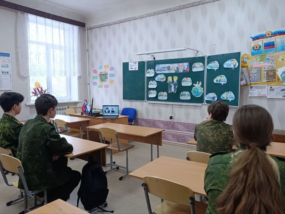 9 февраля в Брянковской гимназии прошло занятие на тему: «Кто такие дипломаты?» 9 февраля в Брянковской гимназии прошло занятие на тему: «Кто такие дипломаты?»