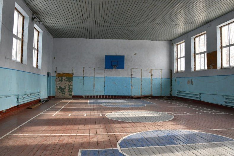 В Свердловской школе №3 красноярские специалисты ремонтируют спортзал В Свердловской школе №3 красноярские специалисты ремонтируют спортзал
