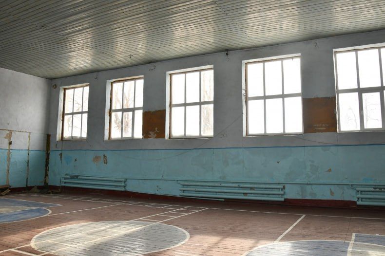 В Свердловской школе №3 красноярские специалисты ремонтируют спортзал В Свердловской школе №3 красноярские специалисты ремонтируют спортзал