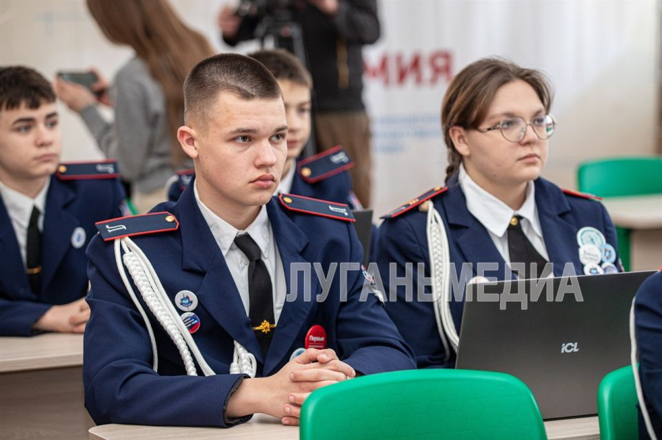 В Луганском экономико-правовом лицее-интернате имени героев «Молодой гвардии» прошло открытое занятие кружка «Робототехника Dobot» В Луганском экономико-правовом лицее-интернате имени героев «Молодой гвардии» прошло открытое занятие кружка «Робототехника Dobot»