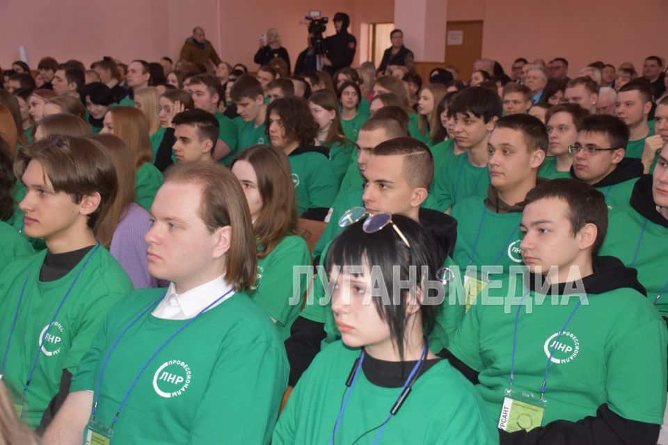 В Стаханове наградили победителей чемпионата «Профессионалы – 2026» В Стаханове наградили победителей чемпионата «Профессионалы – 2026»