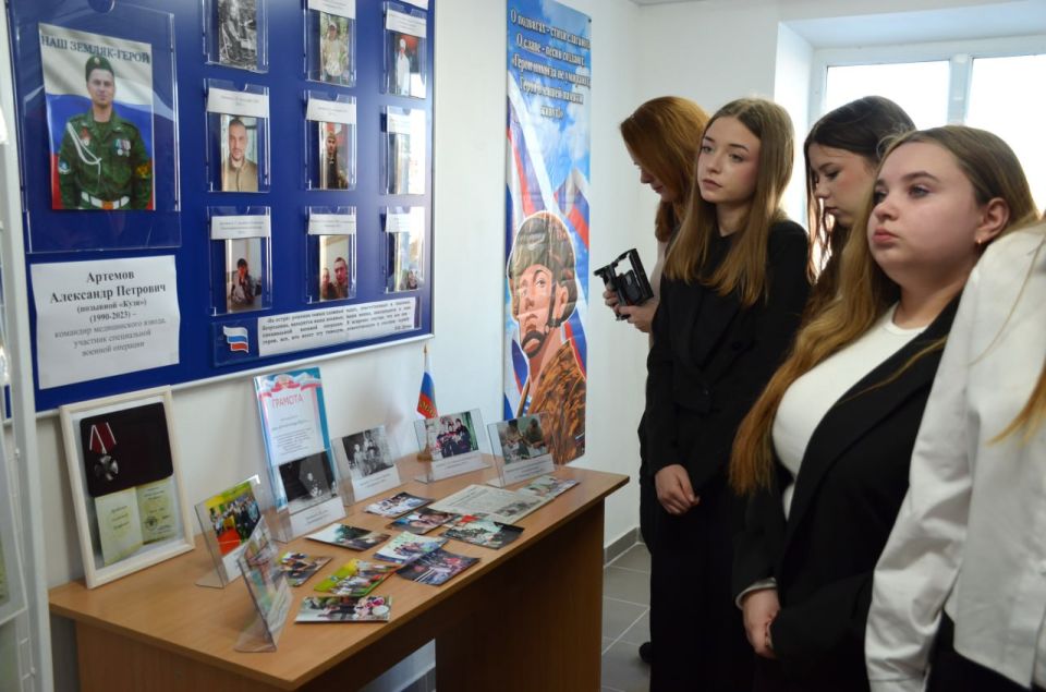 "Горжусь тобой, солдат России!": В Новоайдаре открылась выставка памяти Героя СВО "Горжусь тобой, солдат России!": В Новоайдаре открылась выставка памяти Героя СВО