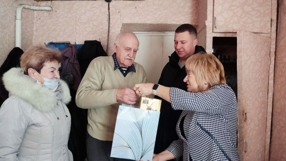 Единороссы Станично-Луганского муниципалитета поздравили Председателя Совета Ветеранов Григория Атанова с Днём рождения! Единороссы Станично-Луганского муниципалитета поздравили Председателя Совета Ветеранов Григория Атанова с Днём рождения!