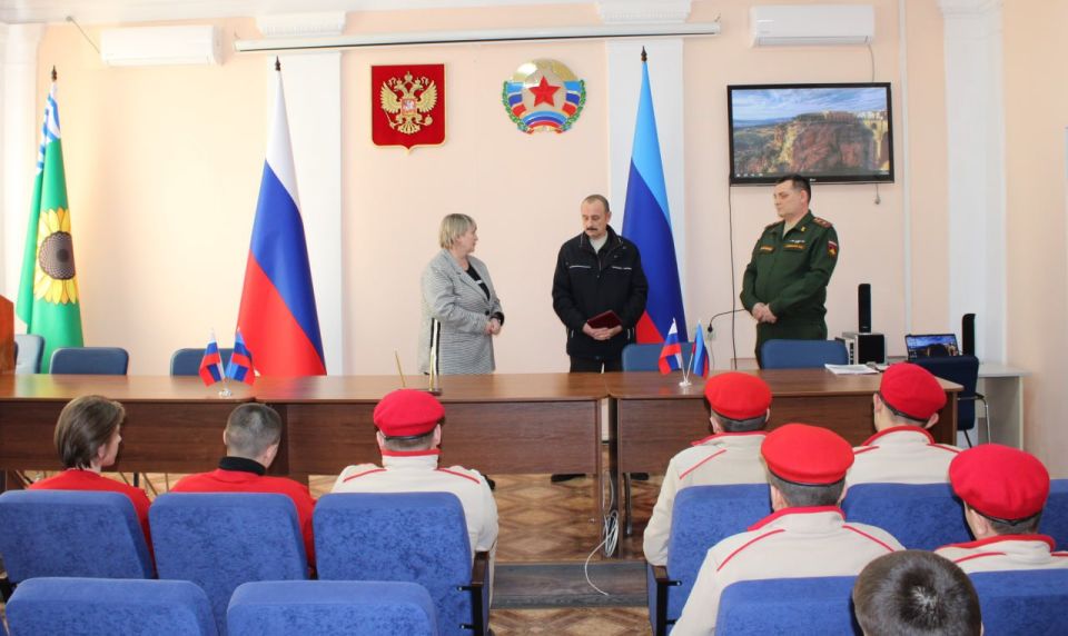 Глава Белокуракинского округа Ольга Кучерявая вручила государственную награду – Орден Мужества отцу погибшего героя, участника специальной военной операции Глава Белокуракинского округа Ольга Кучерявая вручила государственную награду – Орден Мужества отцу погибшего героя, участника специальной военной операции