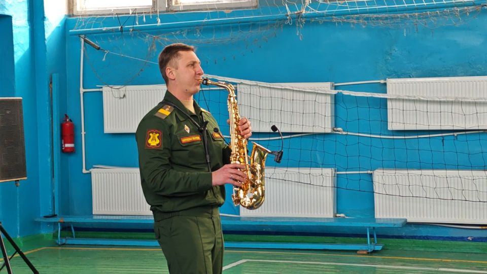Военные музыканты 6-й бригады управления выступили для учащихся средней школы №1 поселка Белое Военные музыканты 6-й бригады управления выступили для учащихся средней школы №1 поселка Белое