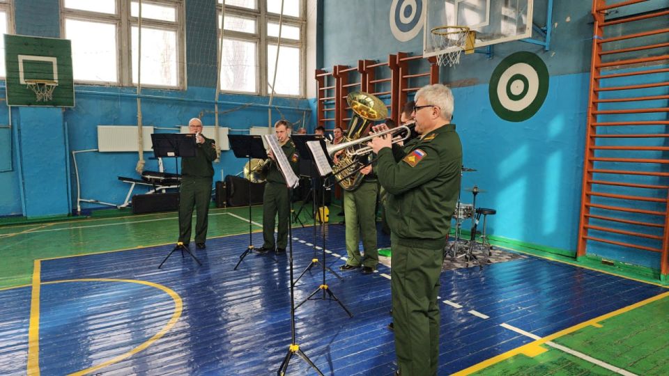 Военные музыканты 6-й бригады управления выступили для учащихся средней школы №1 поселка Белое Военные музыканты 6-й бригады управления выступили для учащихся средней школы №1 поселка Белое