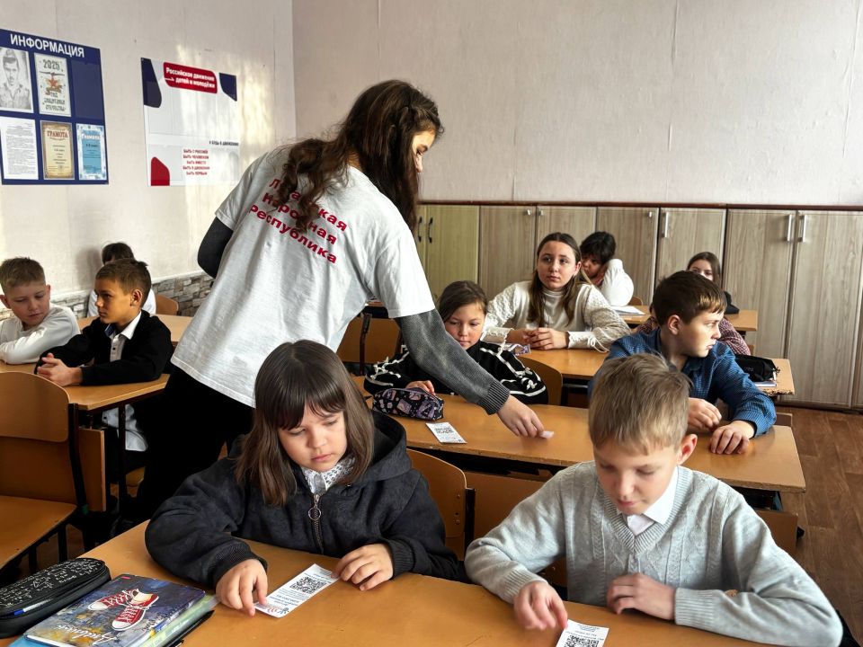 Ты не один: Неделя информирования о детском телефоне доверия в Ровеньковской школе №12 Ты не один: Неделя информирования о детском телефоне доверия в Ровеньковской школе №12