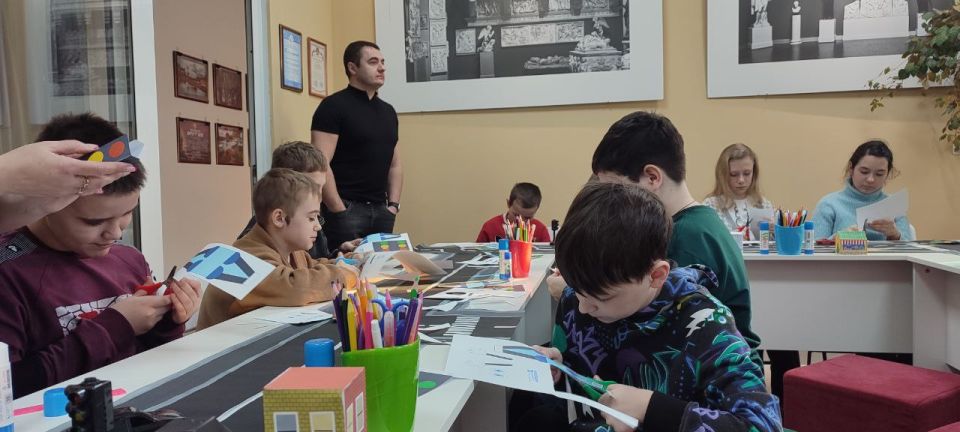 В детском центре Перевальского районного исторического музея было по-настоящему оживленно и интересно! Учащиеся 5 класса Артемовской средней школы № 8 отправились в увлекательное путешествие под названием "В жизнь по... В детском центре Перевальского районного исторического музея было по-настоящему оживленно и интересно! Учащиеся 5 класса Артемовской средней школы № 8 отправились в увлекательное путешествие под названием "В жизнь по...