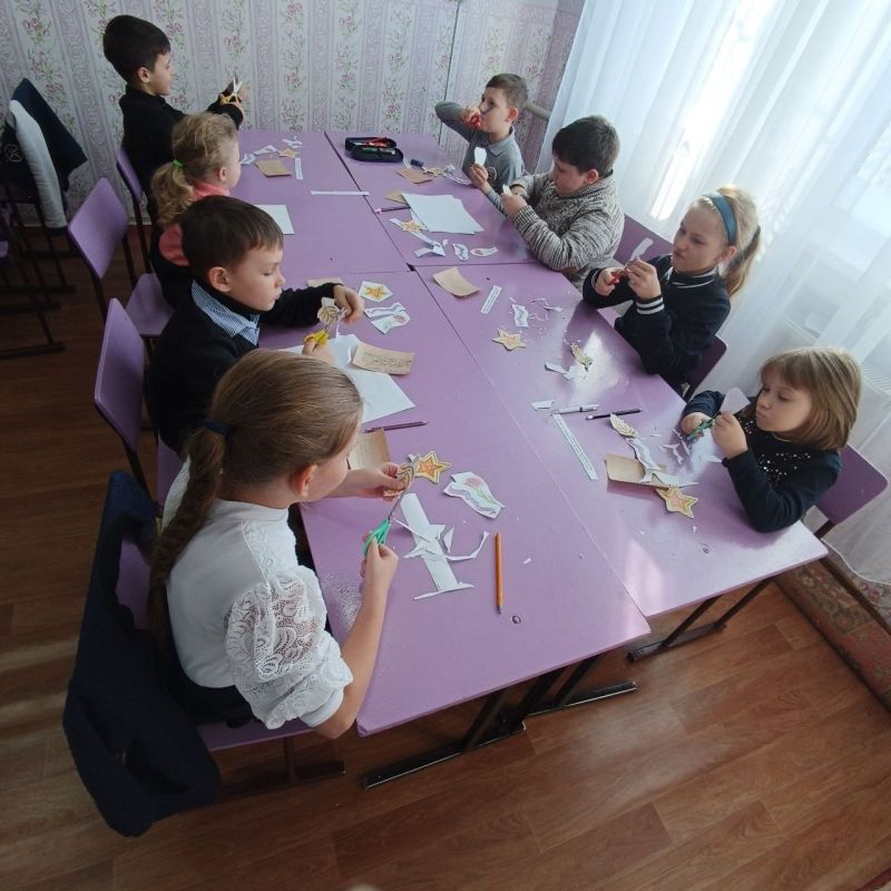 В Лутугинском Доме творчества успешно прошла акция «Поздравь героя Отечества» В Лутугинском Доме творчества успешно прошла акция «Поздравь героя Отечества»
