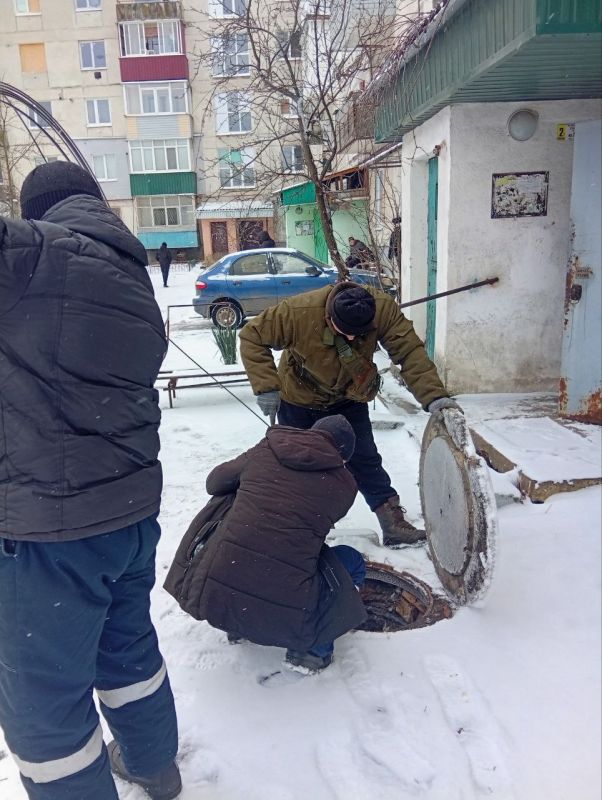Несмотря на суровые погодные условия, сопровождающиеся морозами до -20 градусов, сложную обстановку в городе, сотрудники Государственного унитарного предприятия «Кременской Водоканал» (КВКХ) продемонстрировали исключительную... Несмотря на суровые погодные условия, сопровождающиеся морозами до -20 градусов, сложную обстановку в городе, сотрудники Государственного унитарного предприятия «Кременской Водоканал» (КВКХ) продемонстрировали исключительную...