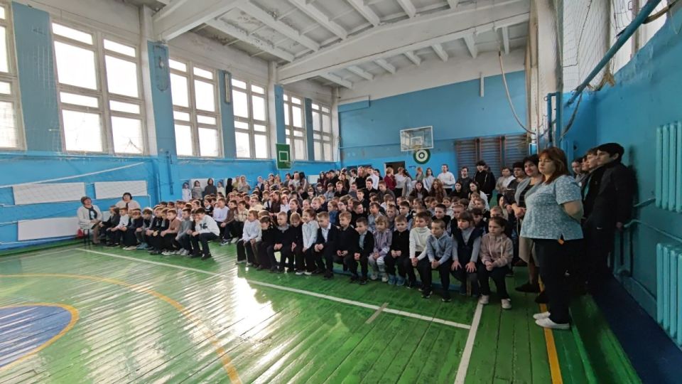 Военные музыканты 6-й бригады управления выступили для учащихся средней школы №1 поселка Белое Военные музыканты 6-й бригады управления выступили для учащихся средней школы №1 поселка Белое