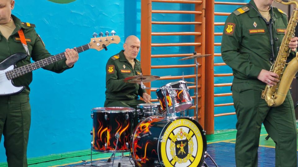 Военные музыканты 6-й бригады управления выступили для учащихся средней школы №1 поселка Белое Военные музыканты 6-й бригады управления выступили для учащихся средней школы №1 поселка Белое