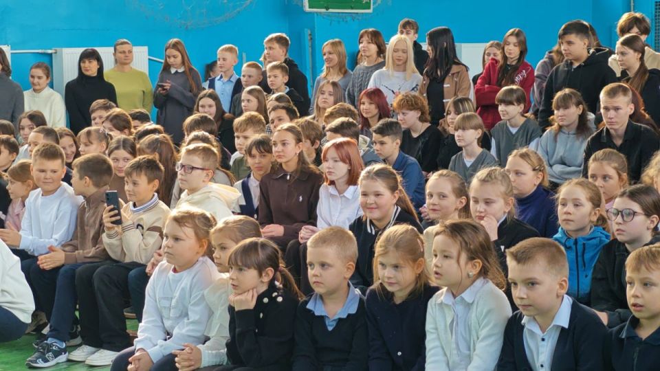 Военные музыканты 6-й бригады управления выступили для учащихся средней школы №1 поселка Белое Военные музыканты 6-й бригады управления выступили для учащихся средней школы №1 поселка Белое