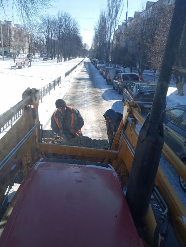 Коммунальщики городского округа продолжают работать над обеспечением безопасности ровеньковских пешеходов Коммунальщики городского округа продолжают работать над обеспечением безопасности ровеньковских пешеходов