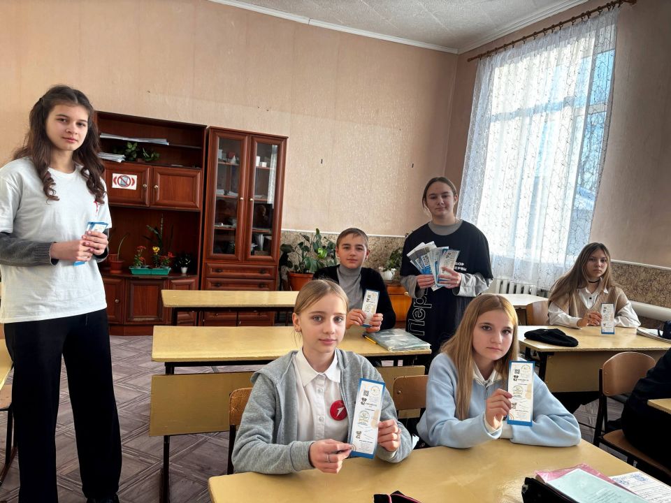 Ты не один: Неделя информирования о детском телефоне доверия в Ровеньковской школе №12 Ты не один: Неделя информирования о детском телефоне доверия в Ровеньковской школе №12