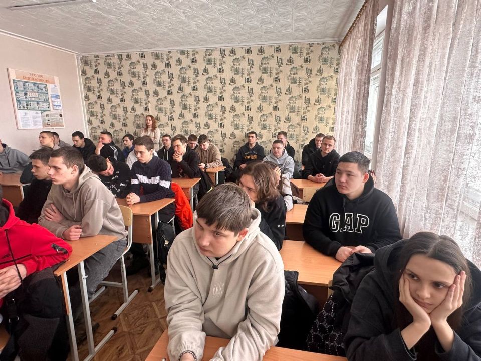 В Молодогвардейском колледже прошло профилактическое мероприятие, приуроченное ко Дню защитника Отечества В Молодогвардейском колледже прошло профилактическое мероприятие, приуроченное ко Дню защитника Отечества
