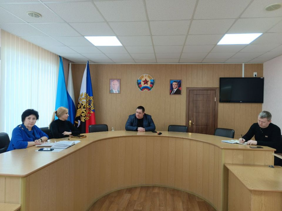 Сегодня Глава городского округа город Ровеньки Андрей Рубанцов провел аппаратное совещание с начальниками отделов жизнеобеспечения Сегодня Глава городского округа город Ровеньки Андрей Рубанцов провел аппаратное совещание с начальниками отделов жизнеобеспечения
