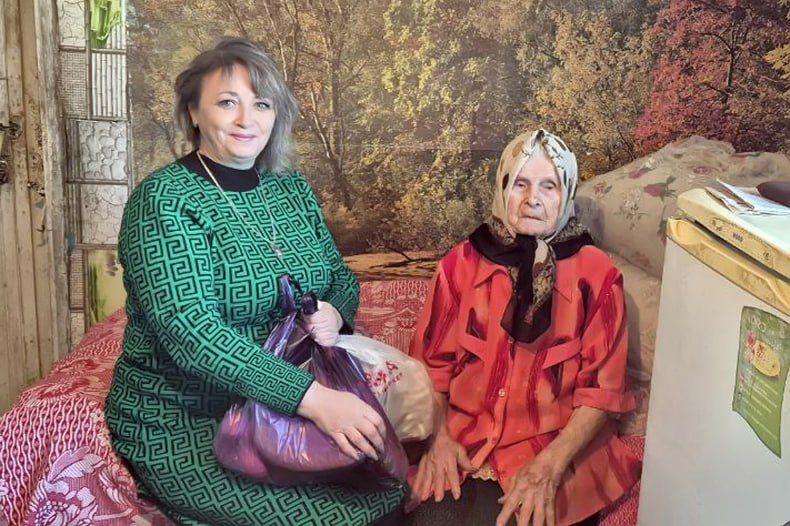 Жительницу пгт Шахтёрский поздравили с 90-летним юбилеем! Жительницу пгт Шахтёрский поздравили с 90-летним юбилеем!