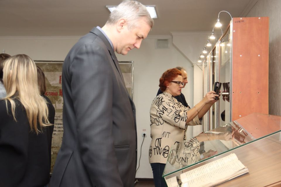 Из прошлого – в настоящее. В Государственном архиве Луганской Народной Республики состоялось торжественное открытие документальной выставки, приуроченной к знаменательной дате – 85-летию со дня начала партизанского и... Из прошлого – в настоящее. В Государственном архиве Луганской Народной Республики состоялось торжественное открытие документальной выставки, приуроченной к знаменательной дате – 85-летию со дня начала партизанского и...