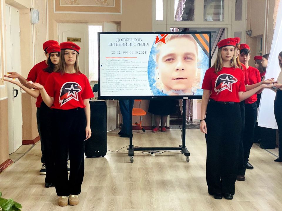 В Ровеньковской школе №5 им. "Молодой гвардии" открылась музейная экспозиция "Герои, приближающие мир" В Ровеньковской школе №5 им. "Молодой гвардии" открылась музейная экспозиция "Герои, приближающие мир"