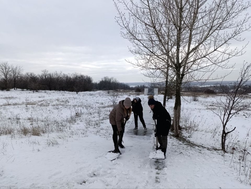 В преддверии памятной даты день вывода войск из Афганистана и освобождение города Ровеньки от немецко-фашистских захватчиков сотрудники дома культуры приняли участие в акции "Дорога к обелиску"! В преддверии памятной даты день вывода войск из Афганистана и освобождение города Ровеньки от немецко-фашистских захватчиков сотрудники дома культуры приняли участие в акции "Дорога к обелиску"!
