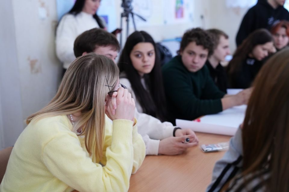 Ваши мысли на вес золота!. Сотрудники Дома молодежи приняли участие в проведении стратегической сессии для студентов ГБОУ СПО ЛНР «Антрацитовский колледж информационных технологий и экономики» Ваши мысли на вес золота!. Сотрудники Дома молодежи приняли участие в проведении стратегической сессии для студентов ГБОУ СПО ЛНР «Антрацитовский колледж информационных технологий и экономики»
