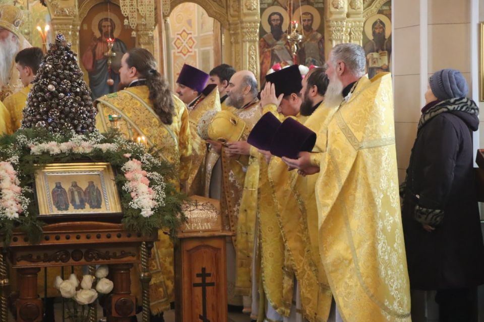 Евгений Бондарь: Светлый и добрый праздник – престольное торжество – прошёл в Лутугинском Соборе Трёх Святителей Евгений Бондарь: Светлый и добрый праздник – престольное торжество – прошёл в Лутугинском Соборе Трёх Святителей