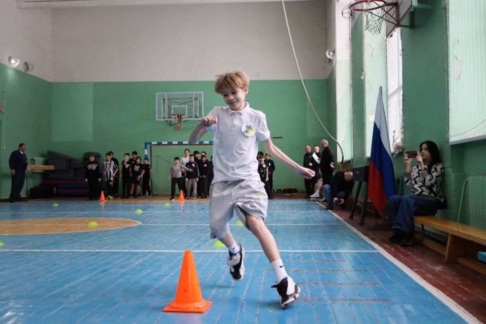 «Веселые старты» в Стахановской школе № 18: спорт, дружба и яркие эмоции! «Веселые старты» в Стахановской школе № 18: спорт, дружба и яркие эмоции!