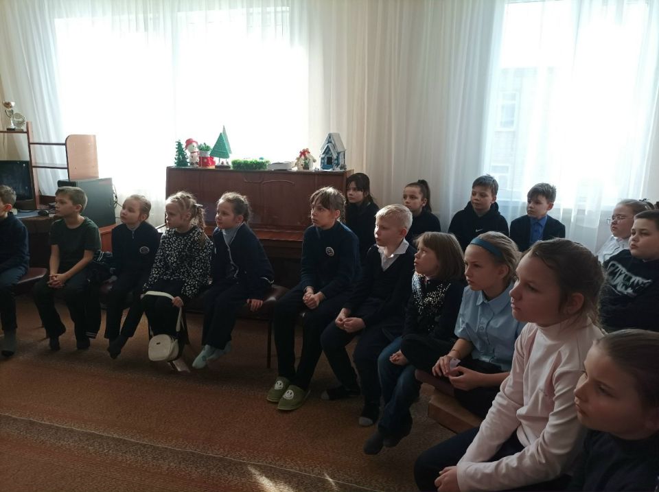 В Лутугинском Доме детского и юношеского творчества провели встречу под названием «Маленькие герои большой войны» В Лутугинском Доме детского и юношеского творчества провели встречу под названием «Маленькие герои большой войны»