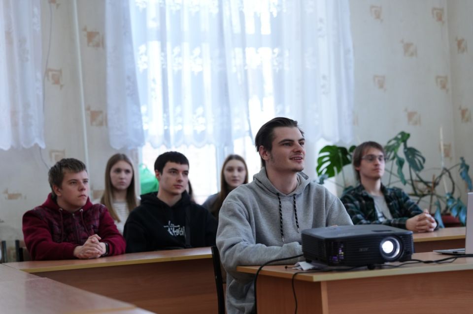 Ваши мысли на вес золота!. Сотрудники Дома молодежи приняли участие в проведении стратегической сессии для студентов ГБОУ СПО ЛНР «Антрацитовский колледж информационных технологий и экономики» Ваши мысли на вес золота!. Сотрудники Дома молодежи приняли участие в проведении стратегической сессии для студентов ГБОУ СПО ЛНР «Антрацитовский колледж информационных технологий и экономики»