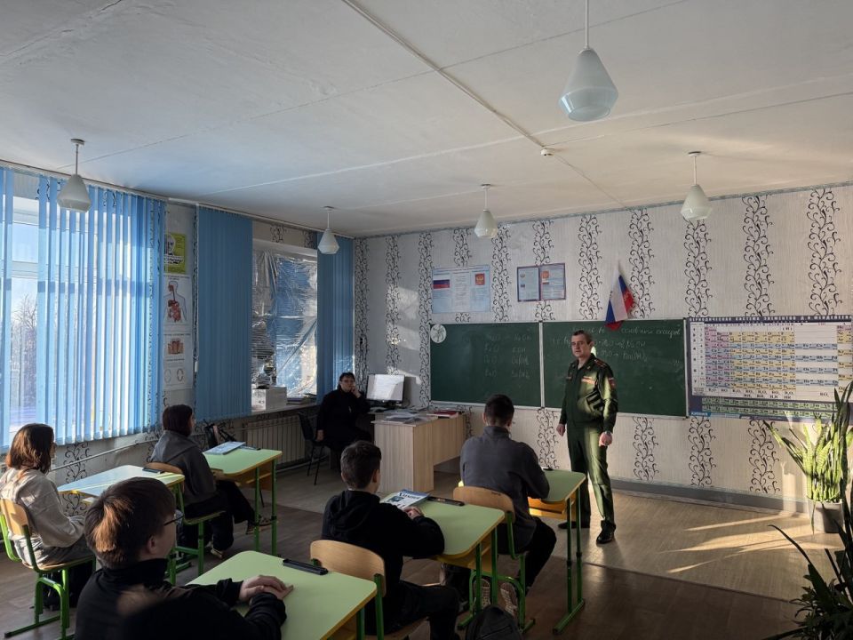 Военный комиссар Новоайдарского района провел профориентационную встречу со старшеклассниками Алексеевской школы Военный комиссар Новоайдарского района провел профориентационную встречу со старшеклассниками Алексеевской школы