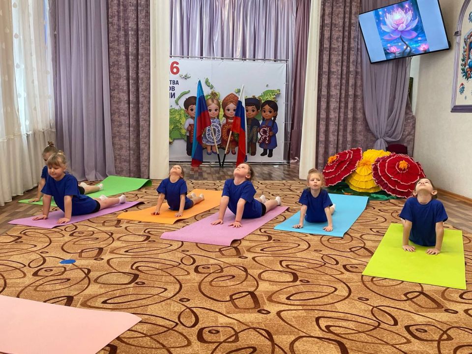 Сегодня Ровеньковском детском саду "Ладушки" состоялась презентация кружковой деятельности «Йога для дошкольников» с участием родителей Сегодня Ровеньковском детском саду "Ладушки" состоялась презентация кружковой деятельности «Йога для дошкольников» с участием родителей