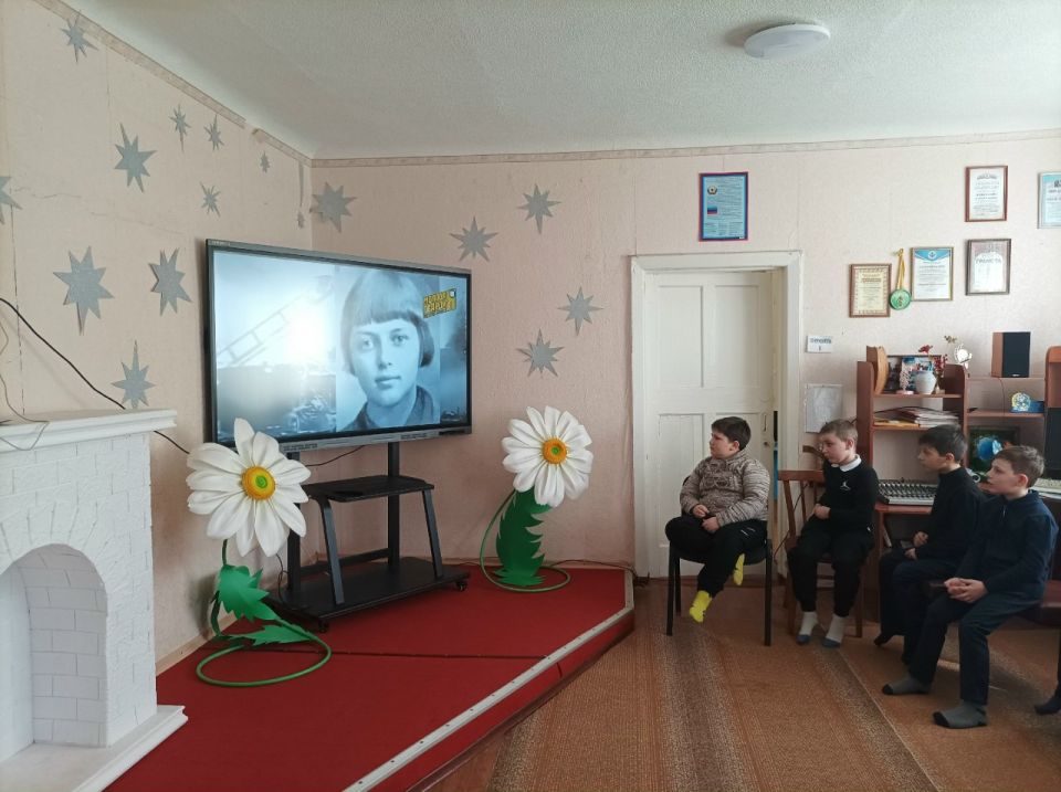 В Лутугинском Доме детского и юношеского творчества провели встречу под названием «Маленькие герои большой войны» В Лутугинском Доме детского и юношеского творчества провели встречу под названием «Маленькие герои большой войны»