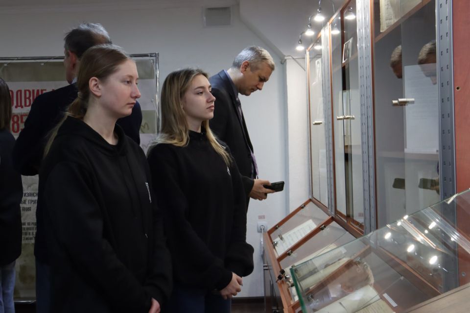 Из прошлого – в настоящее. В Государственном архиве Луганской Народной Республики состоялось торжественное открытие документальной выставки, приуроченной к знаменательной дате – 85-летию со дня начала партизанского и... Из прошлого – в настоящее. В Государственном архиве Луганской Народной Республики состоялось торжественное открытие документальной выставки, приуроченной к знаменательной дате – 85-летию со дня начала партизанского и...