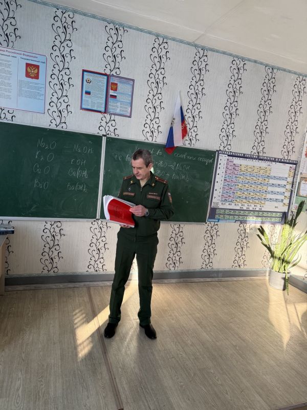 Военный комиссар Новоайдарского района провел профориентационную встречу со старшеклассниками Алексеевской школы Военный комиссар Новоайдарского района провел профориентационную встречу со старшеклассниками Алексеевской школы