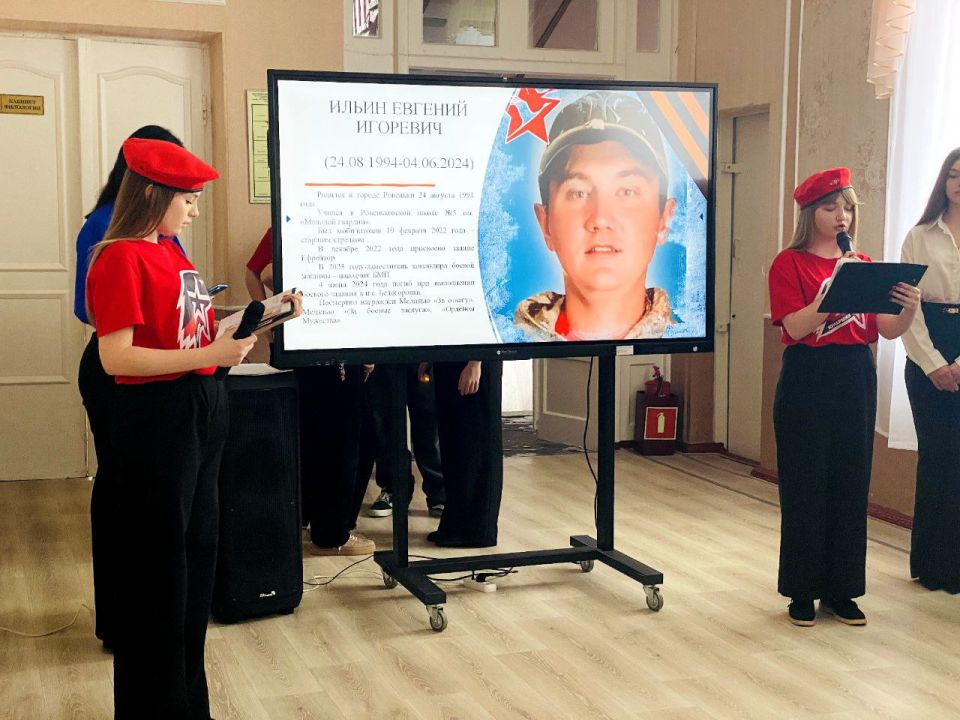 В Ровеньковской школе №5 им. "Молодой гвардии" открылась музейная экспозиция "Герои, приближающие мир" В Ровеньковской школе №5 им. "Молодой гвардии" открылась музейная экспозиция "Герои, приближающие мир"