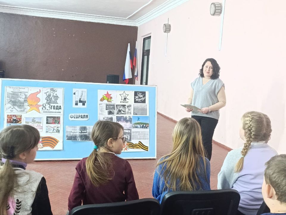 В Зимогорьевском городском доме культуры прошел тематический час под названием "Мы этой памяти верны!" В Зимогорьевском городском доме культуры прошел тематический час под названием "Мы этой памяти верны!"