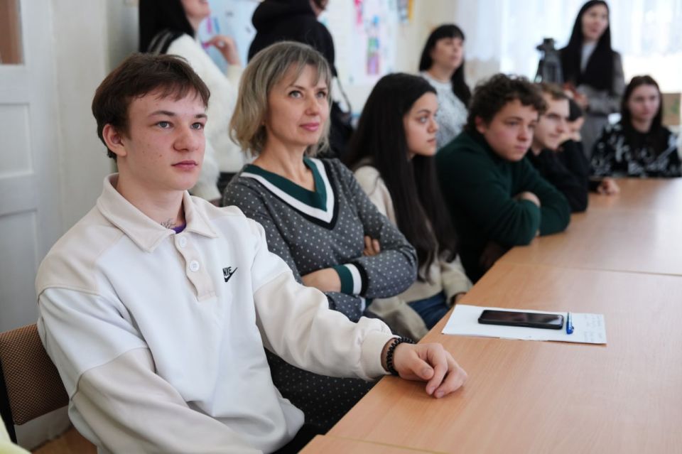 Ваши мысли на вес золота!. Сотрудники Дома молодежи приняли участие в проведении стратегической сессии для студентов ГБОУ СПО ЛНР «Антрацитовский колледж информационных технологий и экономики» Ваши мысли на вес золота!. Сотрудники Дома молодежи приняли участие в проведении стратегической сессии для студентов ГБОУ СПО ЛНР «Антрацитовский колледж информационных технологий и экономики»