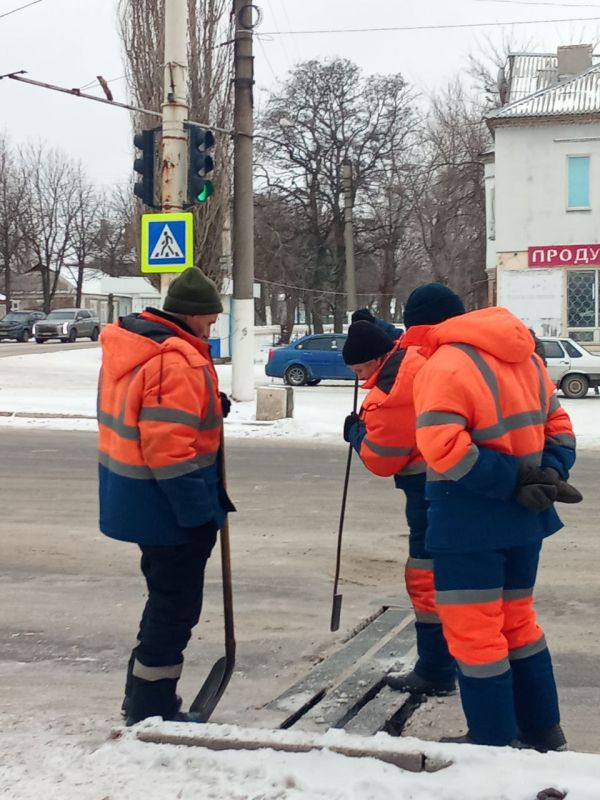 Работы по благоустройству и вывозу мусора продолжаются Работы по благоустройству и вывозу мусора продолжаются