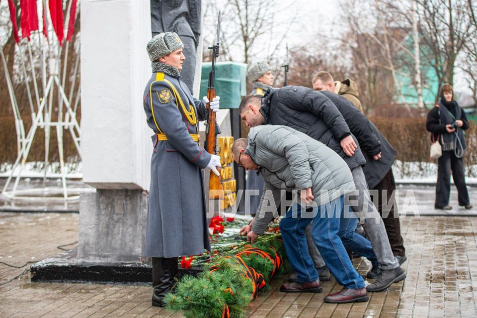 В сквере имени 9 Мая состоялся памятный митинг, посвященный 83-й годовщине освобождения Ворошиловграда от немецко-фашистских захватчиков, в котором принял участие руководитель республики Леонид Пасечник В сквере имени 9 Мая состоялся памятный митинг, посвященный 83-й годовщине освобождения Ворошиловграда от немецко-фашистских захватчиков, в котором принял участие руководитель республики Леонид Пасечник