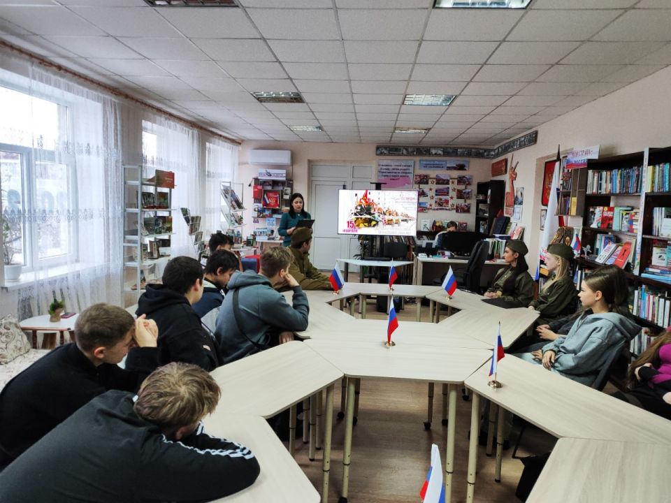 В Славяносербском техникуме провели патриотический час "И неделя до вывода войск В Славяносербском техникуме провели патриотический час "И неделя до вывода войск
