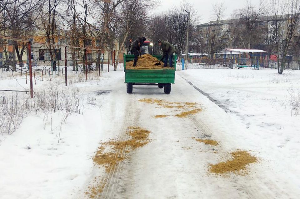 Подсыпка автомобильных дорог по городу и Свердловскому округу проходит постоянно! Подсыпка автомобильных дорог по городу и Свердловскому округу проходит постоянно!