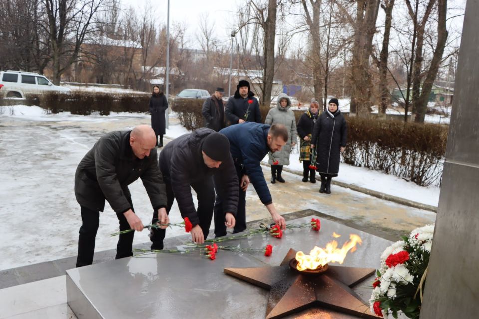 Жители Лутугино отметили 83-ю годовщину освобождения города от немецко-фашистских захватчиков Жители Лутугино отметили 83-ю годовщину освобождения города от немецко-фашистских захватчиков