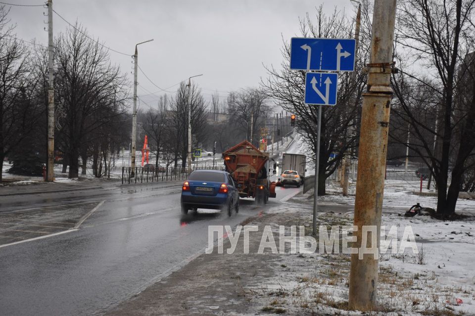 В Брянке коммунальные службы с раннего утра ведут борьбу с гололедом В Брянке коммунальные службы с раннего утра ведут борьбу с гололедом