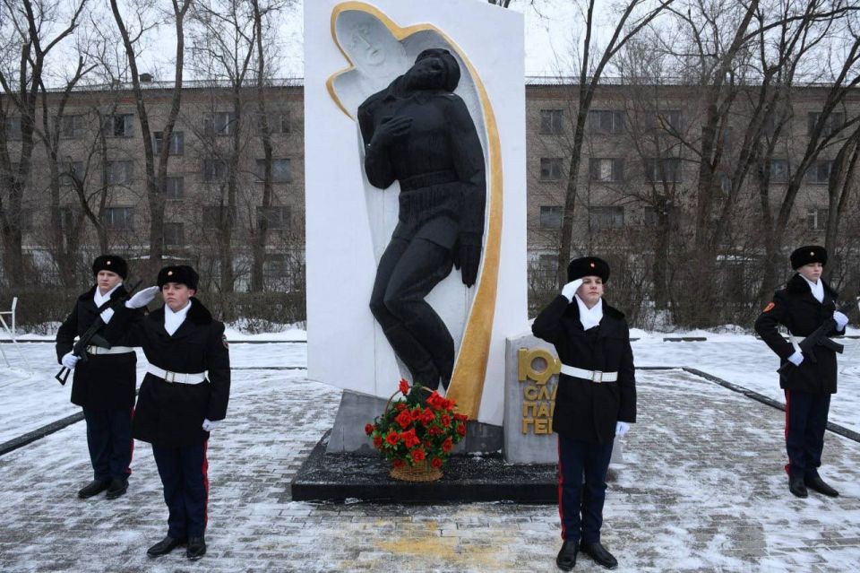 Виктор Водолацкий: Республиканский казачий кадетский корпус почтил героев-освободителей Ворошиловграда Виктор Водолацкий: Республиканский казачий кадетский корпус почтил героев-освободителей Ворошиловграда